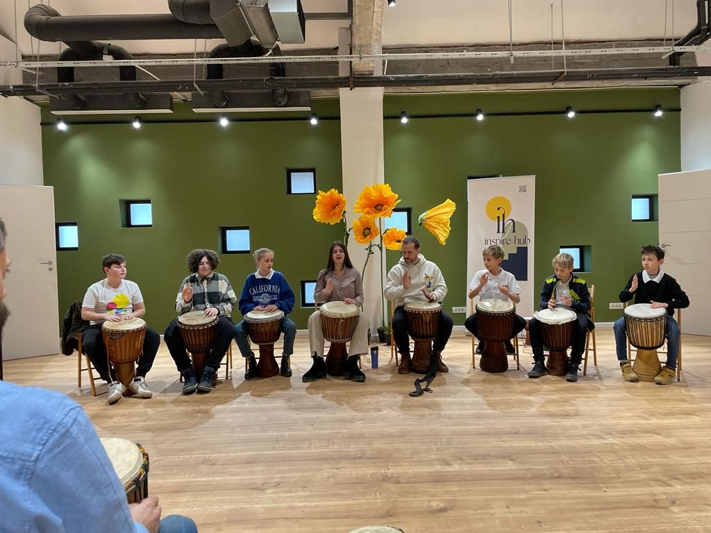 Grup de percuție africană în cerc
