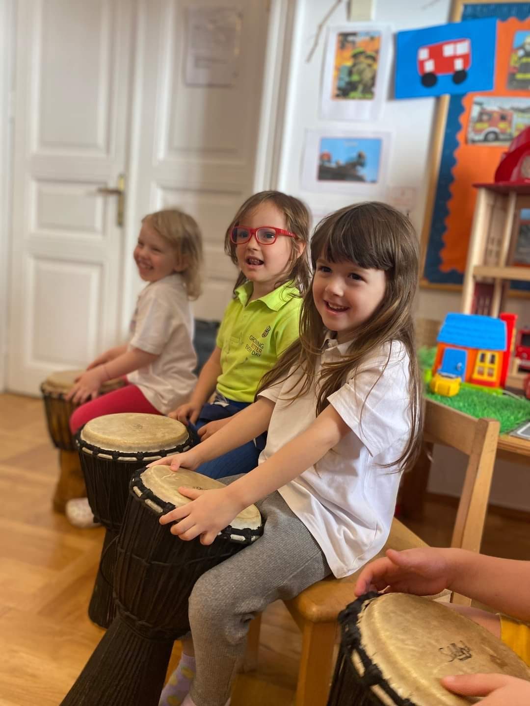 Copii la djembe