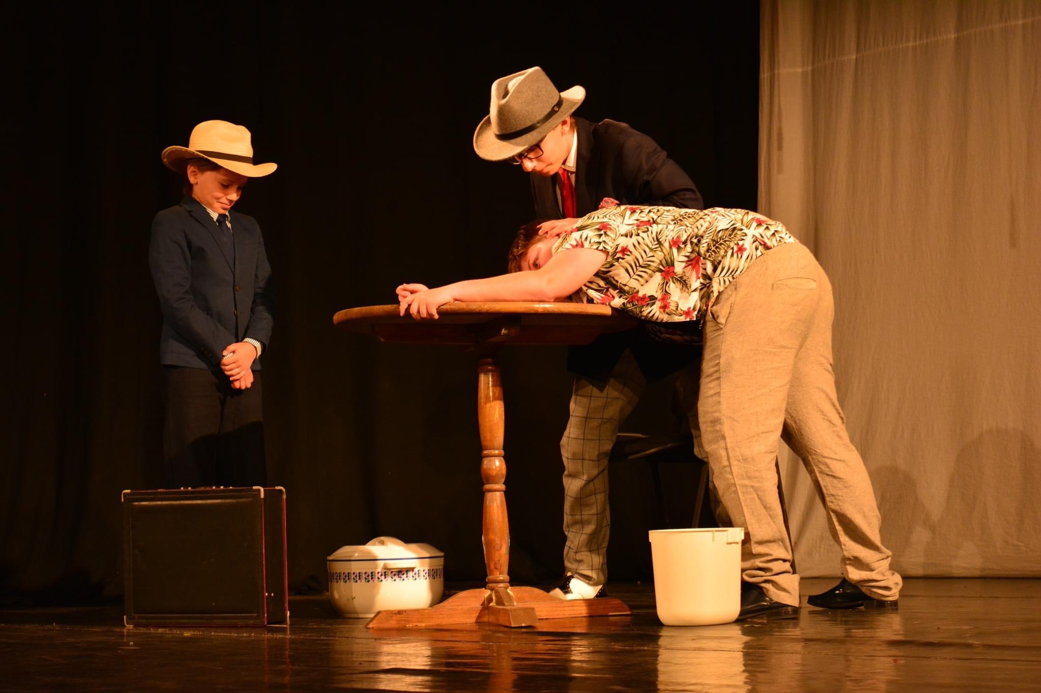 Elevi 10–13 ani într-o scenă de teatru