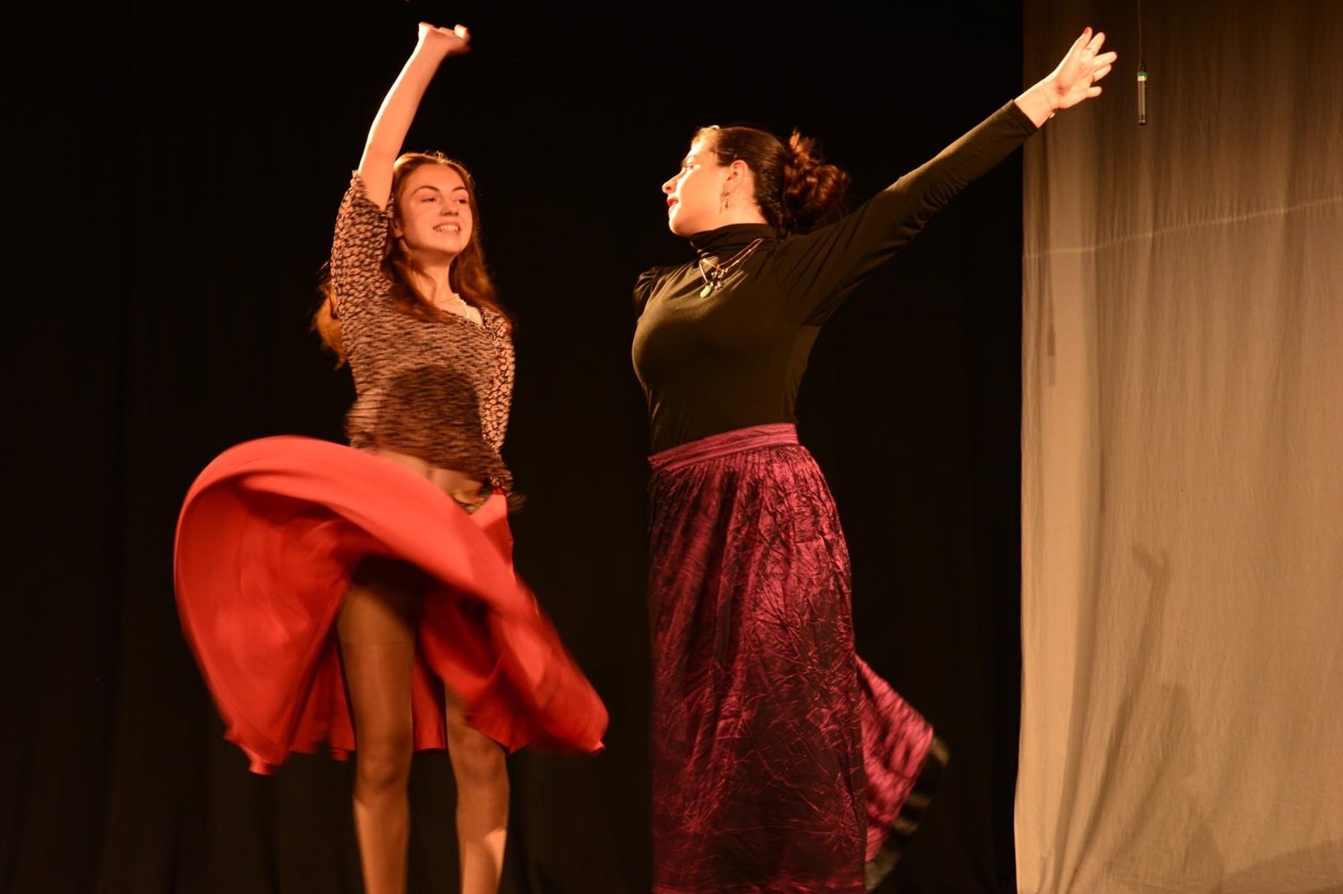 Spectacol de teatru — elevi pe scenă
