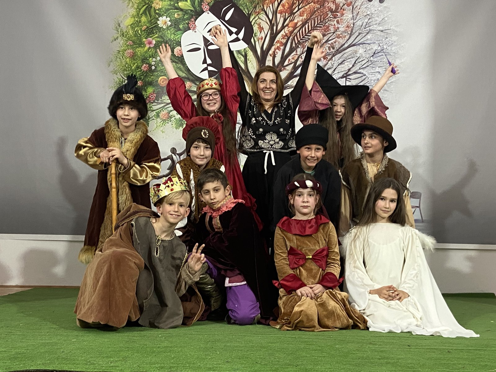 Copii 7–9 ani în costume, spectacol de teatru